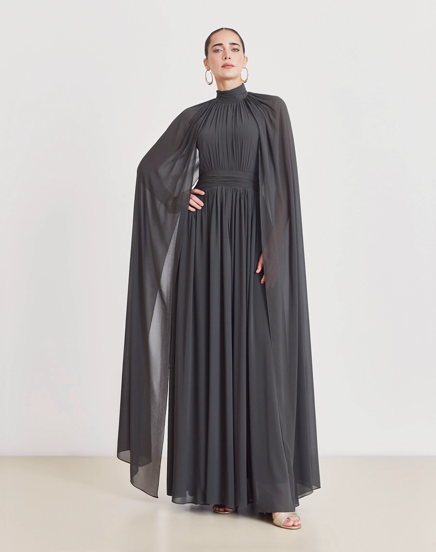 O Vestido Longo Haper é confeccionado em Chiffon Youro, tecido de toque macio, estrutura encorpada e ótimo caimento, valorizando a modelagem e garantindo conforto.