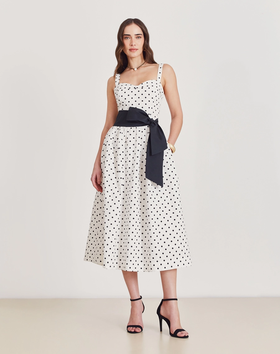 Vestido Midi Marie, confeccionado em tricoline estampado de poá, tecido leve, de toque macio e levemente estruturado.