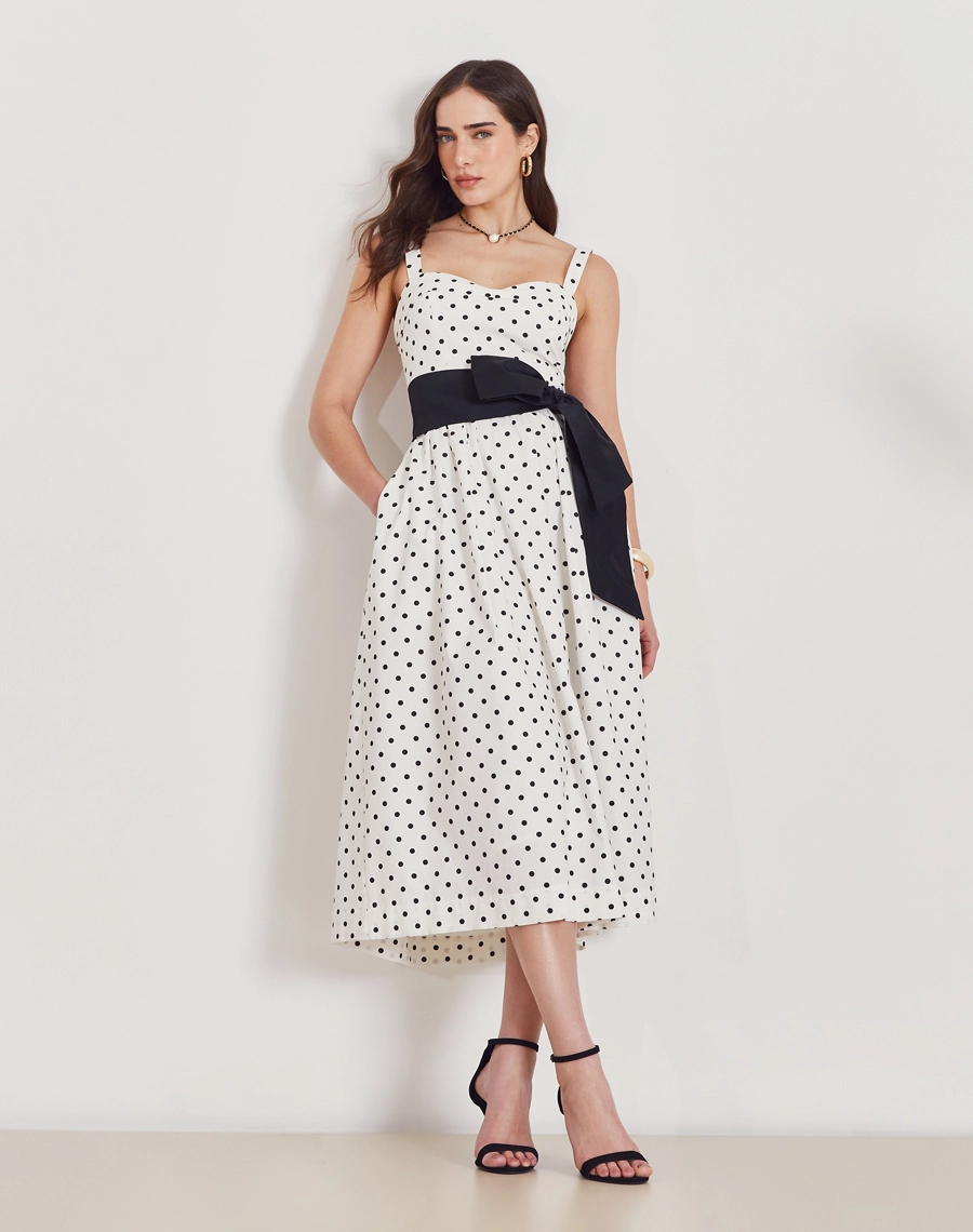Vestido Midi Marie, confeccionado em tricoline estampado de poá, tecido leve, de toque macio e levemente estruturado.