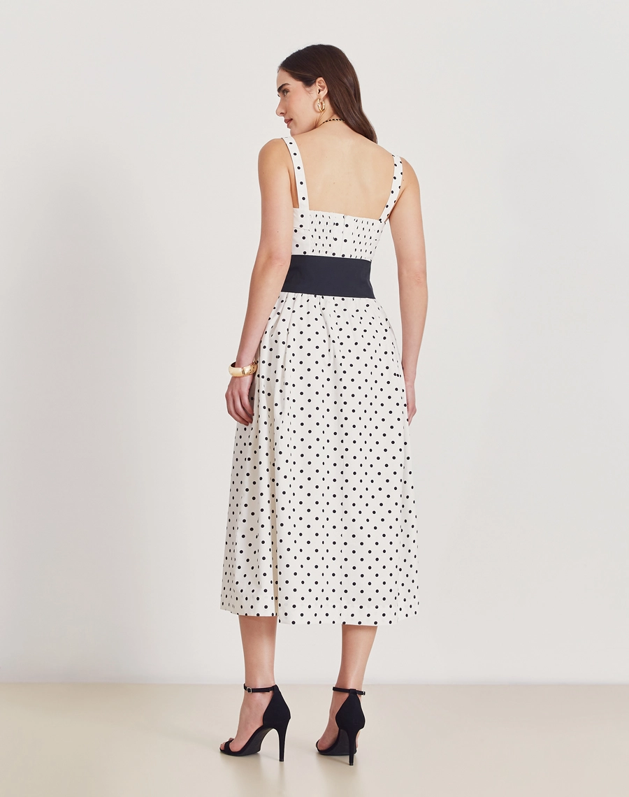 Vestido Midi Marie, confeccionado em tricoline estampado de poá, tecido leve, de toque macio e levemente estruturado.