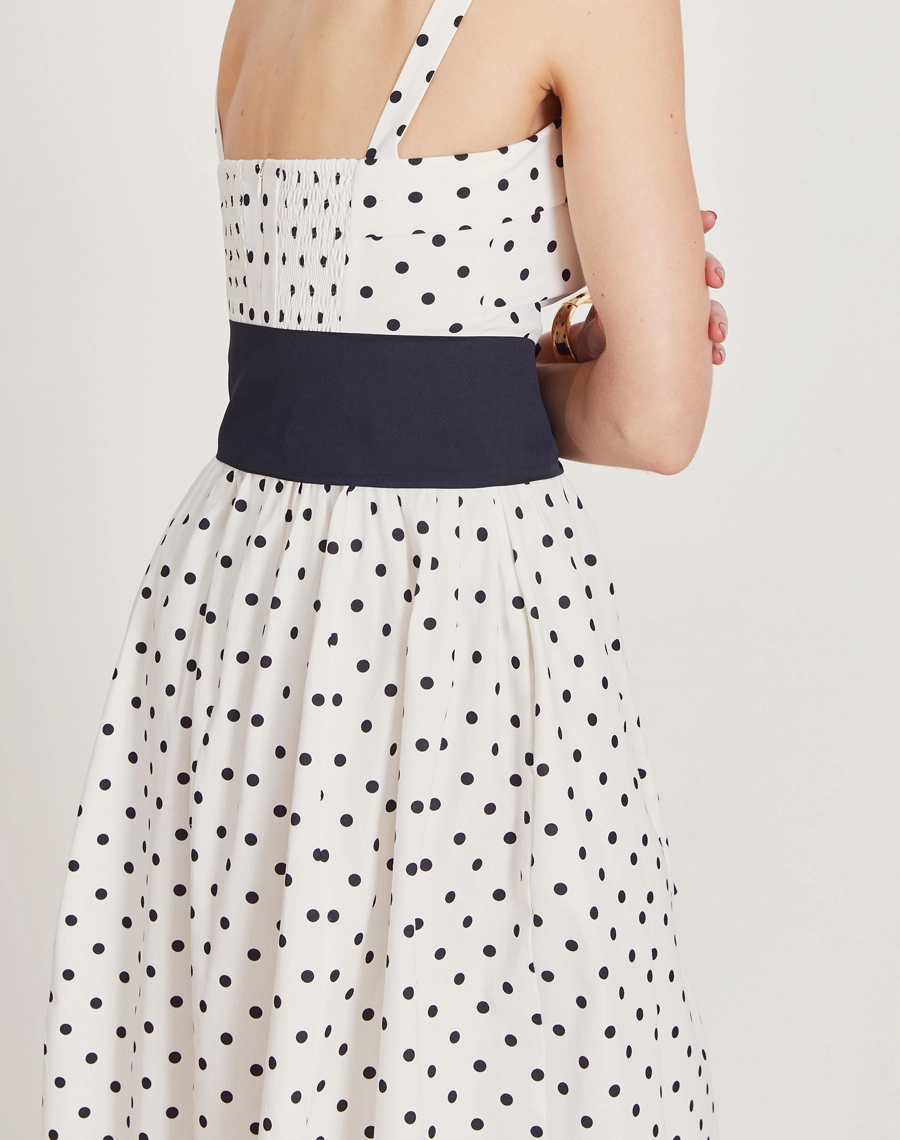 Vestido Midi Marie, confeccionado em tricoline estampado de poá, tecido leve, de toque macio e levemente estruturado.