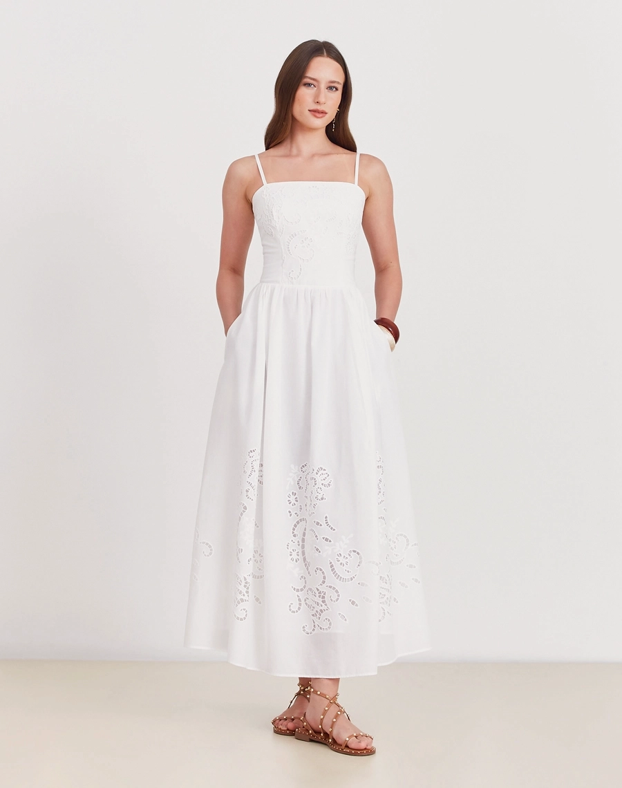 Vestido Midi Elliot confeccionado em laise, tecido leve, fresco e confortável, oferecendo ótima respirabilidade, toque macio e caimento suave.