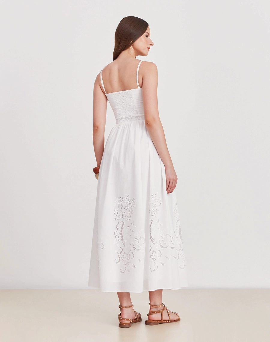 Vestido Midi Elliot confeccionado em laise, tecido leve, fresco e confortável, oferecendo ótima respirabilidade, toque macio e caimento suave.
