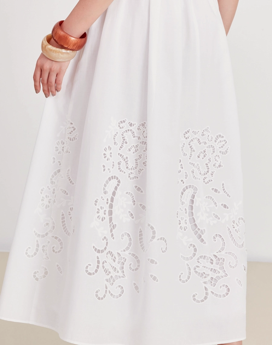 Vestido Midi Elliot confeccionado em laise, tecido leve, fresco e confortável, oferecendo ótima respirabilidade, toque macio e caimento suave.