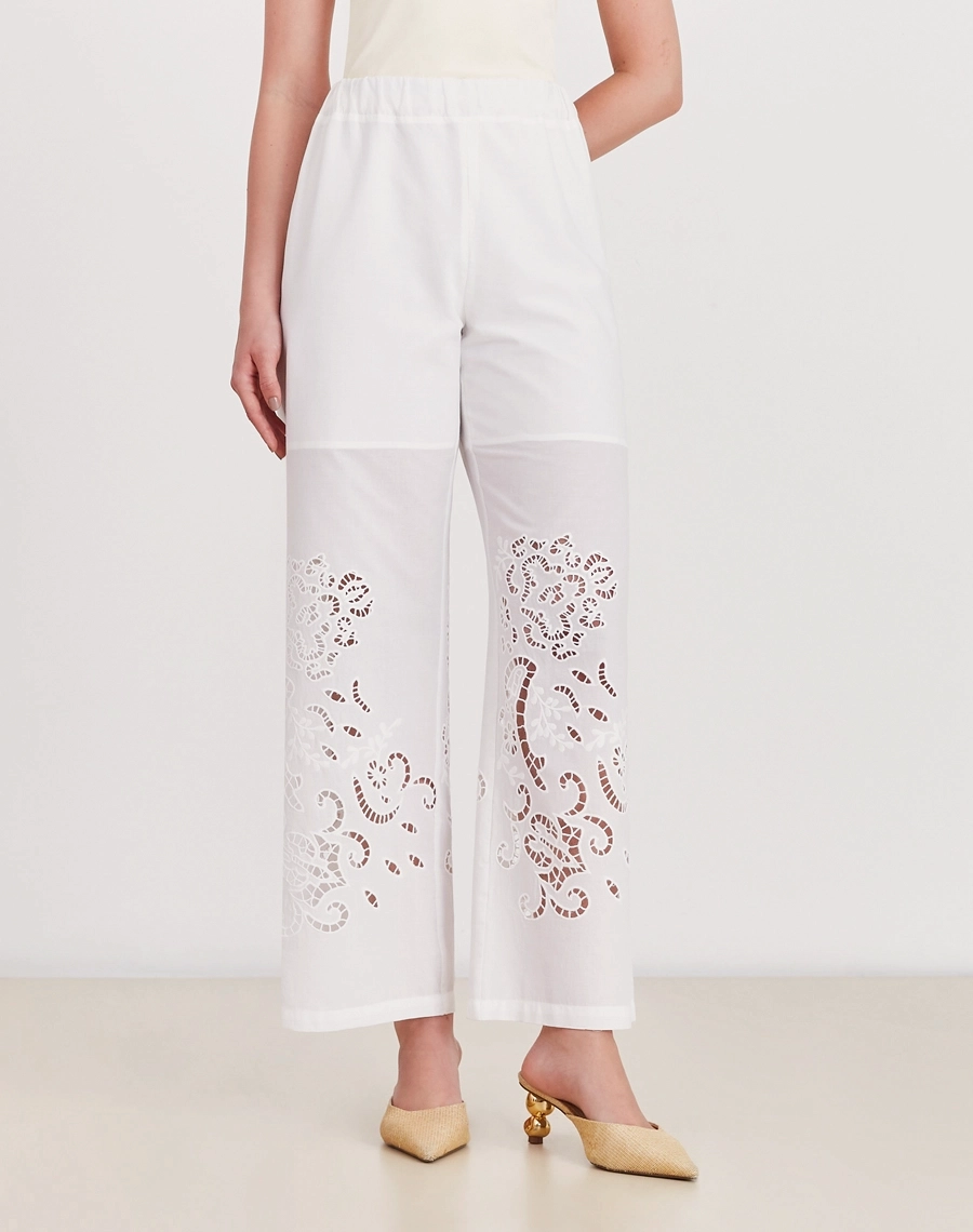 A Calça Elliot é confeccionada em laise 100% algodão, um tecido bordado e delicado que confere um toque sofisticado e atemporal à peça.