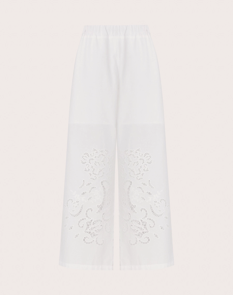 A Calça Elliot é confeccionada em laise 100% algodão, um tecido bordado e delicado que confere um toque sofisticado e atemporal à peça.