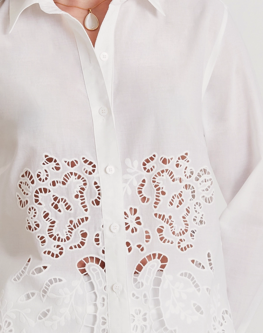 Camisa Elliot, confeccionada em tricoline, tecido leve, fresco e levemente estruturado.