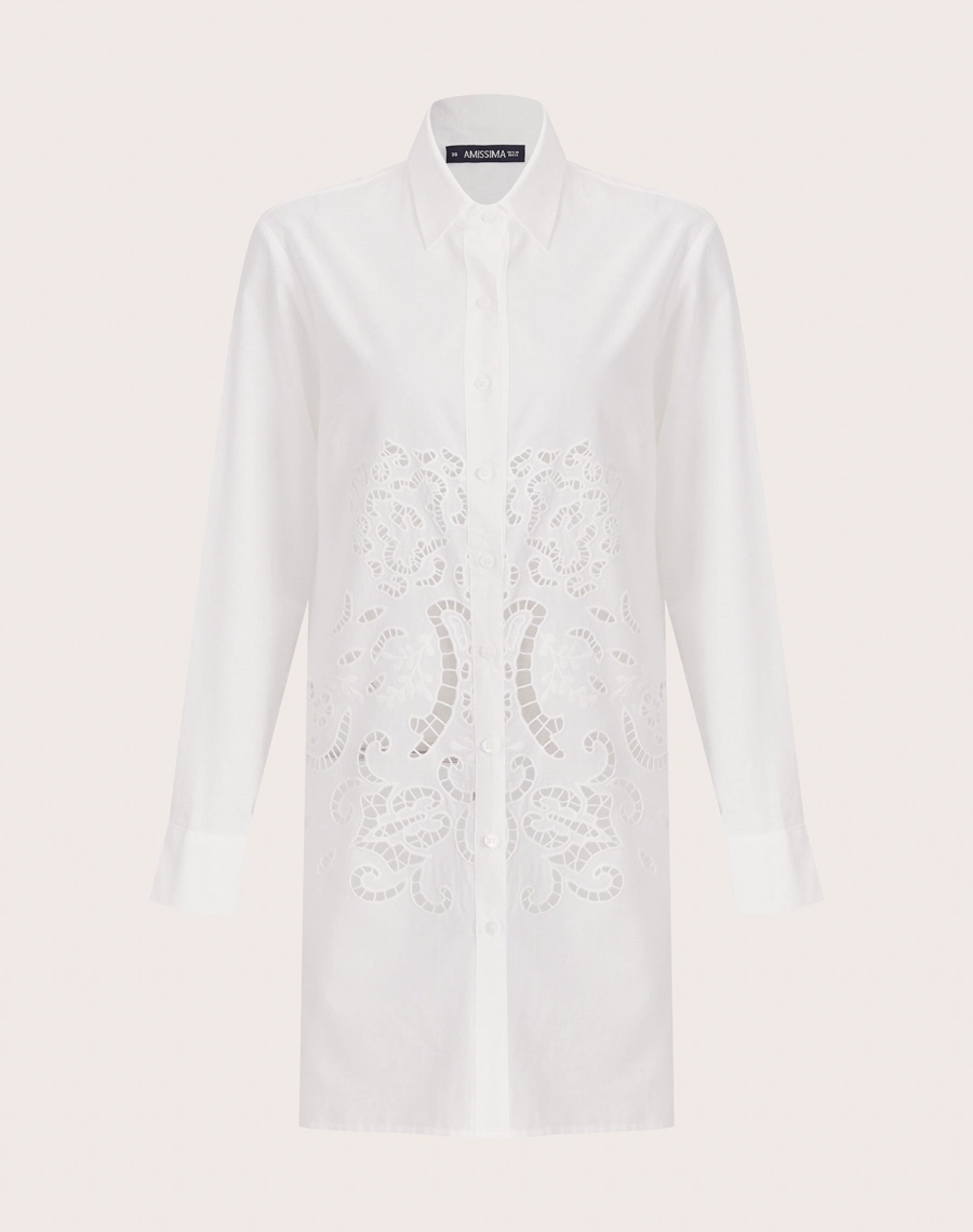 Camisa Elliot, confeccionada em tricoline, tecido leve, fresco e levemente estruturado.
