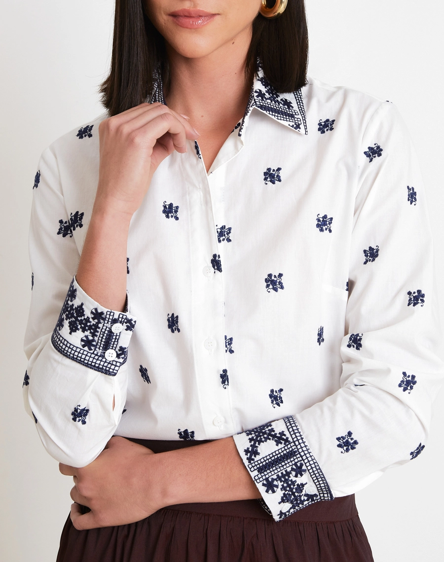 Camisa Layla confeccionada em algodão, com bordados que evidenciam sua elegância e acabamento impecável.  