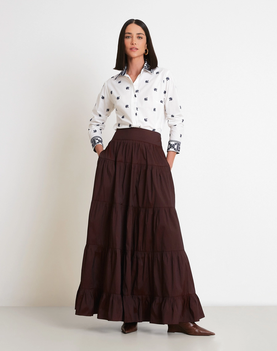 Camisa Layla confeccionada em algodão, com bordados que evidenciam sua elegância e acabamento impecável.  