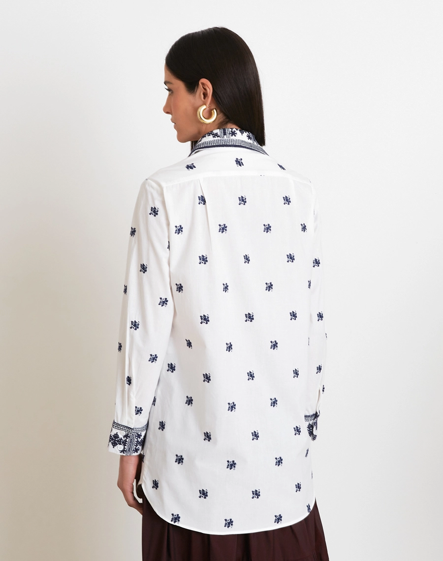 Camisa Layla confeccionada em algodão, com bordados que evidenciam sua elegância e acabamento impecável.  
