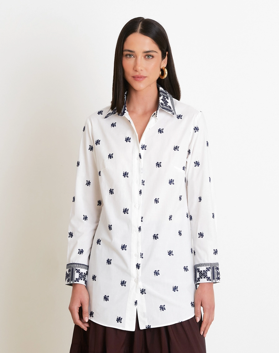 Camisa Layla confeccionada em algodão, com bordados que evidenciam sua elegância e acabamento impecável.  