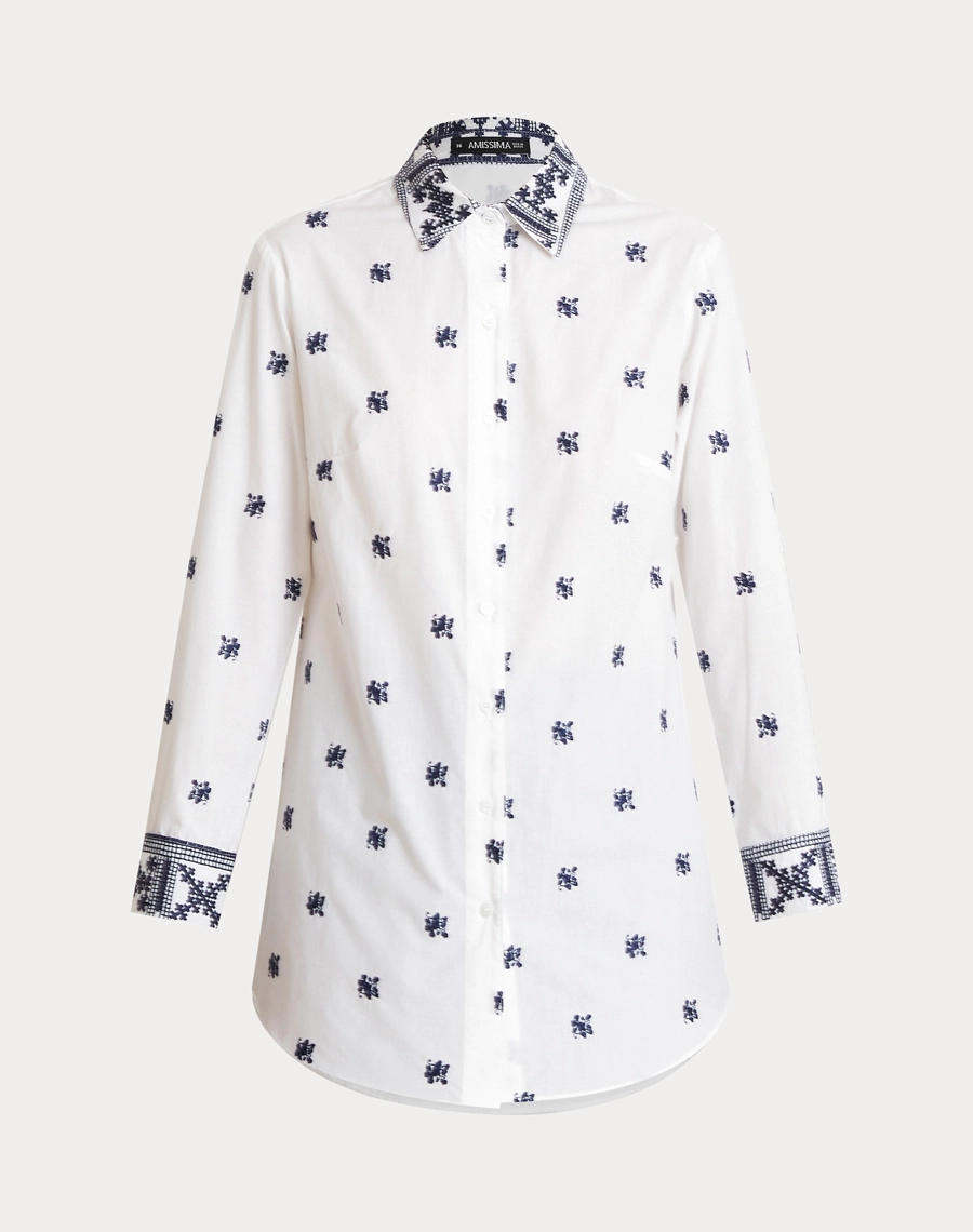 Camisa Layla confeccionada em algodão, com bordados que evidenciam sua elegância e acabamento impecável.  
