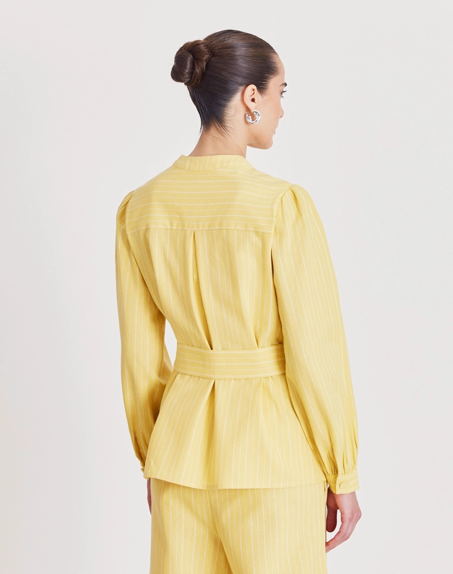 Blusa Adhara, confeccionada em linho, tecido natural, leve e extremamente fresco, conhecido pela sua textura levemente rústica e elegante. Possui alta respirabilidade, toque confortável e excelente durabilidade. 