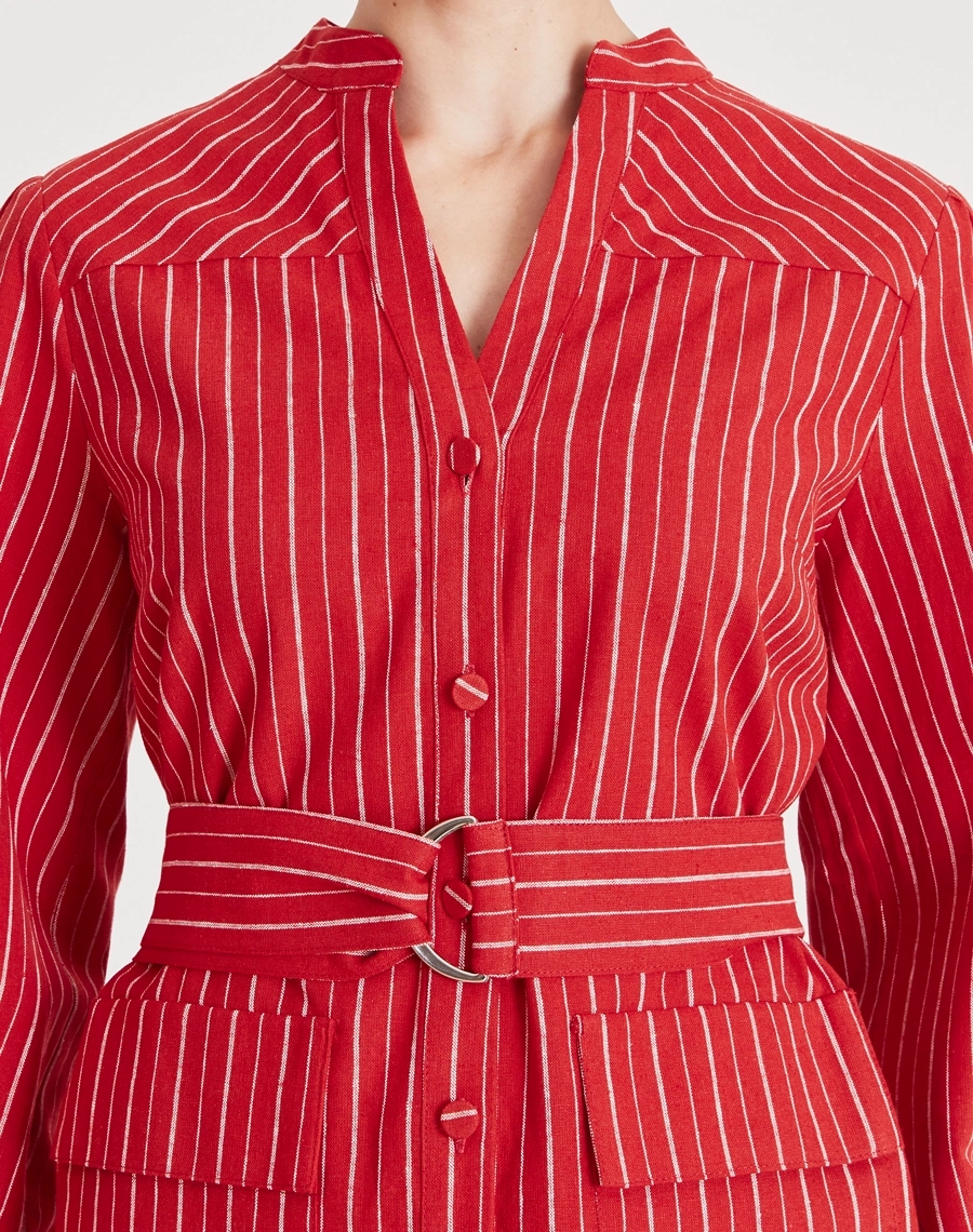 Blusa Adhara, confeccionada em linho, tecido natural, leve e extremamente fresco, conhecido pela sua textura levemente rústica e elegante. Possui alta respirabilidade, toque confortável e excelente durabilidade. 