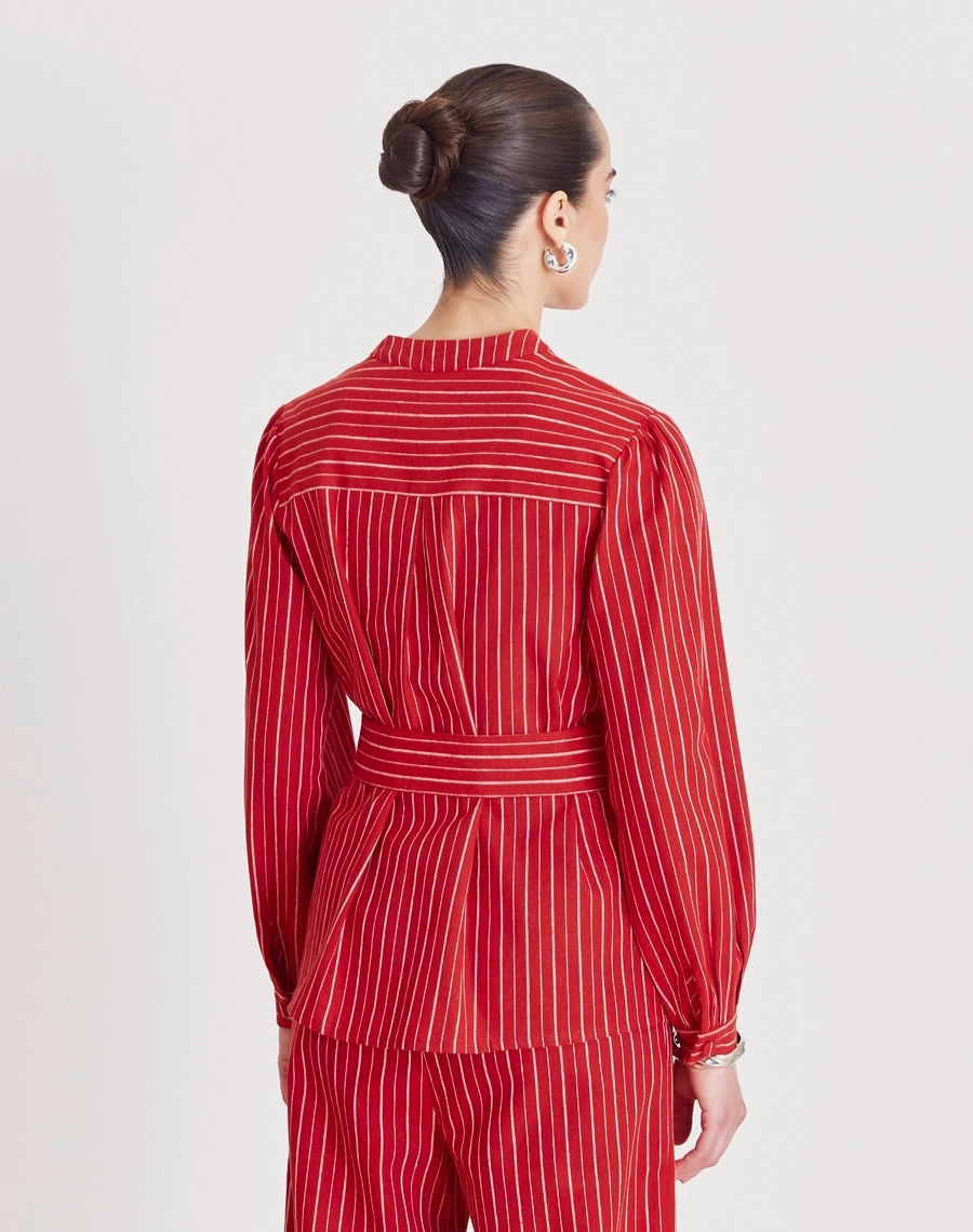 Blusa Adhara, confeccionada em linho, tecido natural, leve e extremamente fresco, conhecido pela sua textura levemente rústica e elegante. Possui alta respirabilidade, toque confortável e excelente durabilidade. 