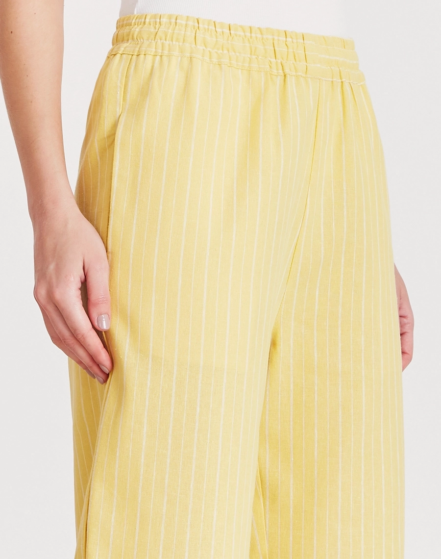 Calça Adhara confeccionada em linho, tecido natural, leve e extremamente fresco, conhecido pela sua textura levemente rústica e elegante.