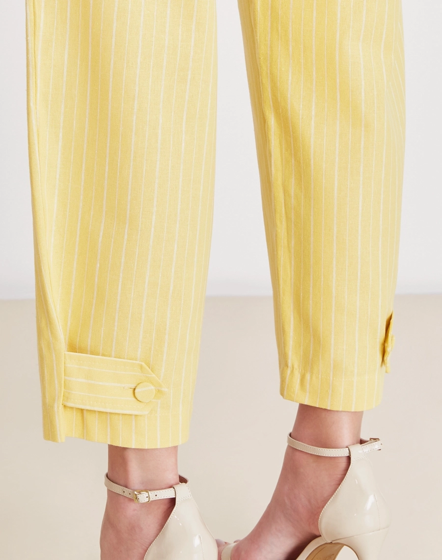 Calça Adhara confeccionada em linho, tecido natural, leve e extremamente fresco, conhecido pela sua textura levemente rústica e elegante.