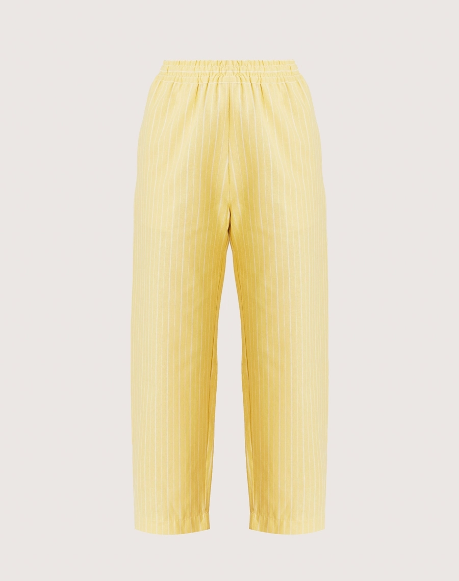 Calça Adhara confeccionada em linho, tecido natural, leve e extremamente fresco, conhecido pela sua textura levemente rústica e elegante.