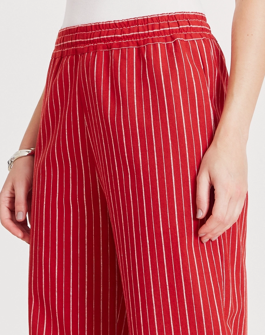Calça Adhara confeccionada em linho, tecido natural, leve e extremamente fresco, conhecido pela sua textura levemente rústica e elegante.