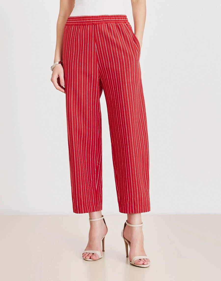Calça Adhara confeccionada em linho, tecido natural, leve e extremamente fresco, conhecido pela sua textura levemente rústica e elegante.