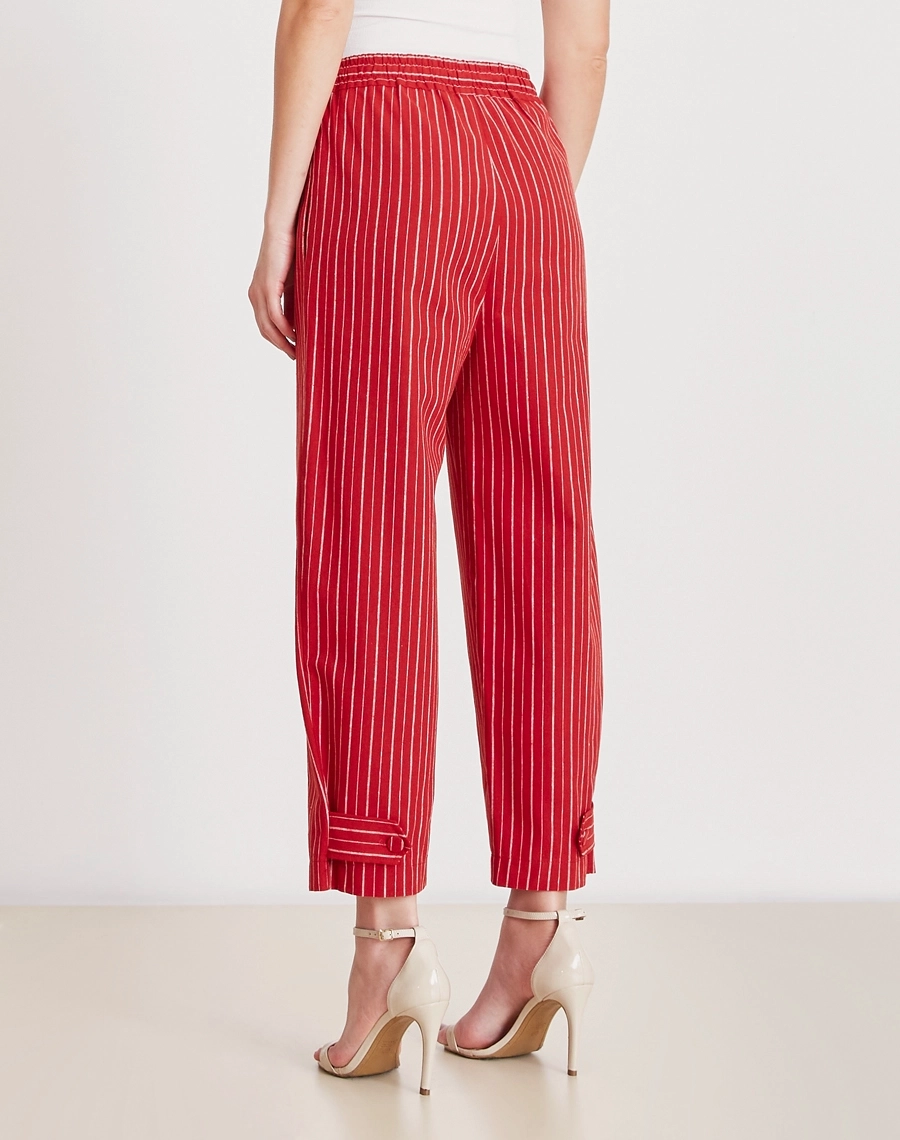 Calça Adhara confeccionada em linho, tecido natural, leve e extremamente fresco, conhecido pela sua textura levemente rústica e elegante.