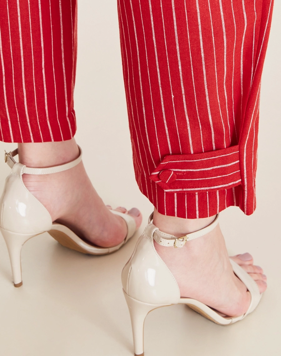 Calça Adhara confeccionada em linho, tecido natural, leve e extremamente fresco, conhecido pela sua textura levemente rústica e elegante.