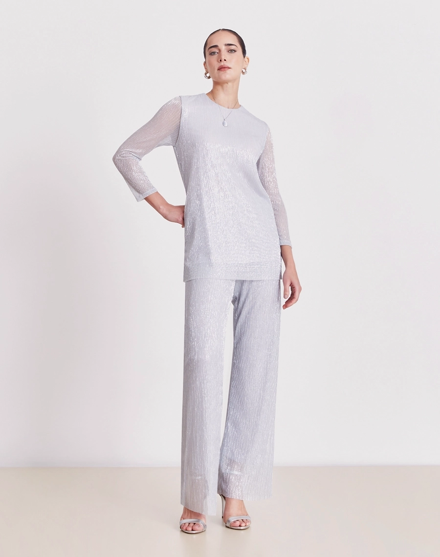 A Blusa Liliana é confeccionada em malha plissada, tecido leve e confortável, caracterizado por sua textura elegante e cheia de movimento.