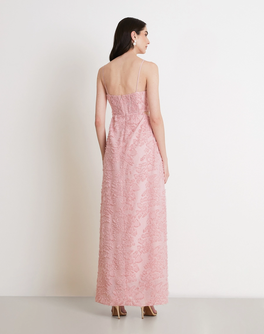 O Vestido Longo Anahi é confeccionado em Jacquard, tecido elegante e texturizado, conhecido pelo relevo suave e pelinhos que adicionam volume e sofisticação.