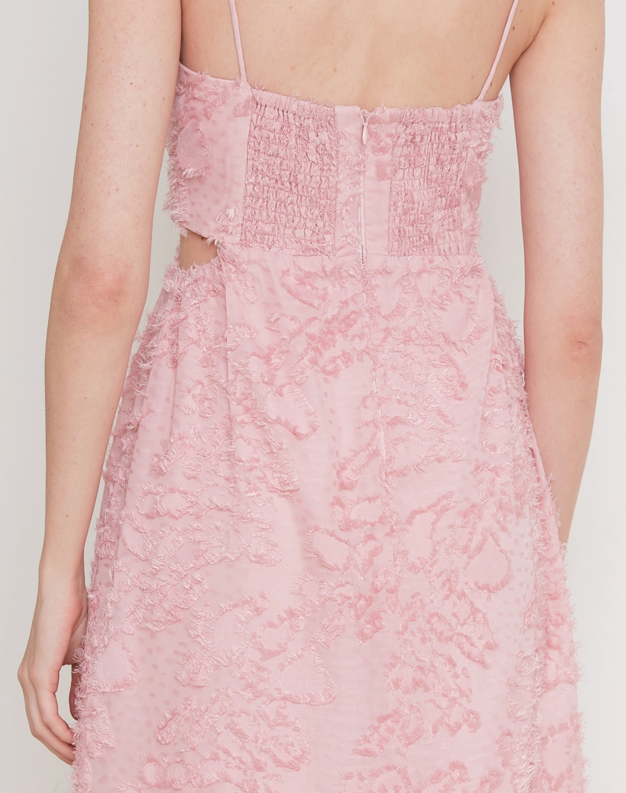 O Vestido Longo Anahi é confeccionado em Jacquard, tecido elegante e texturizado, conhecido pelo relevo suave e pelinhos que adicionam volume e sofisticação.