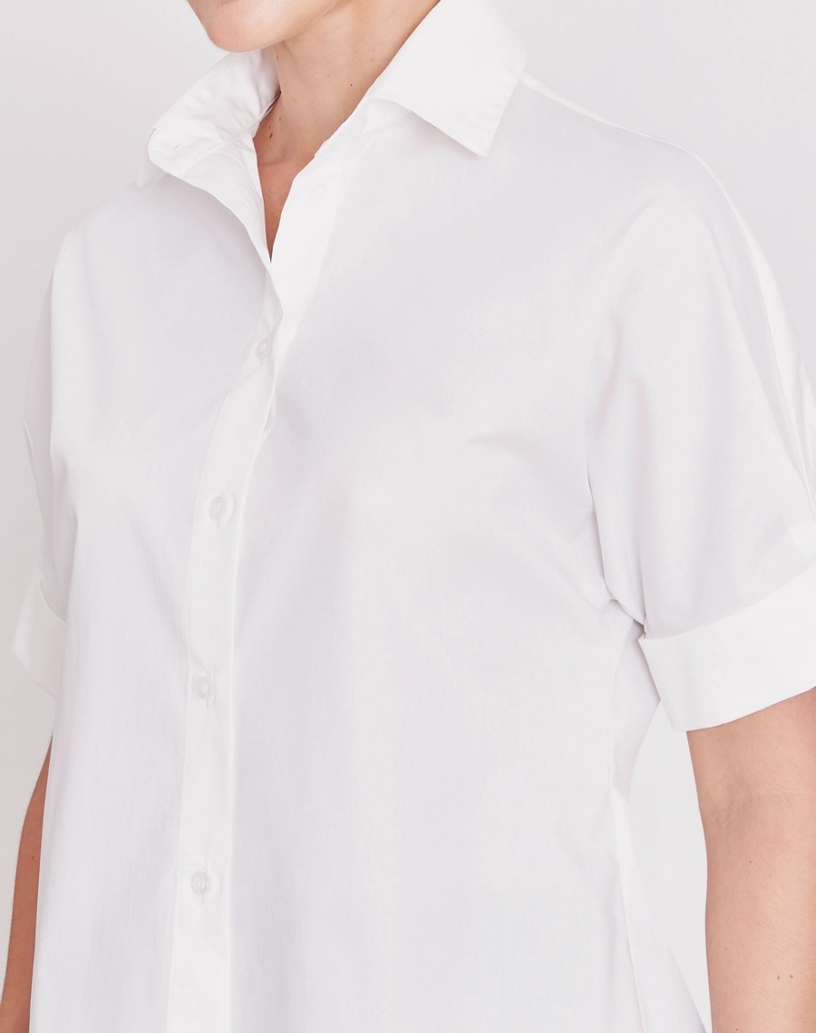 A Camisa Vera é confeccionada em Cotton Paper, tecido 100% de algodão que oferece conforto, resistência e um toque macio ao vestir.
