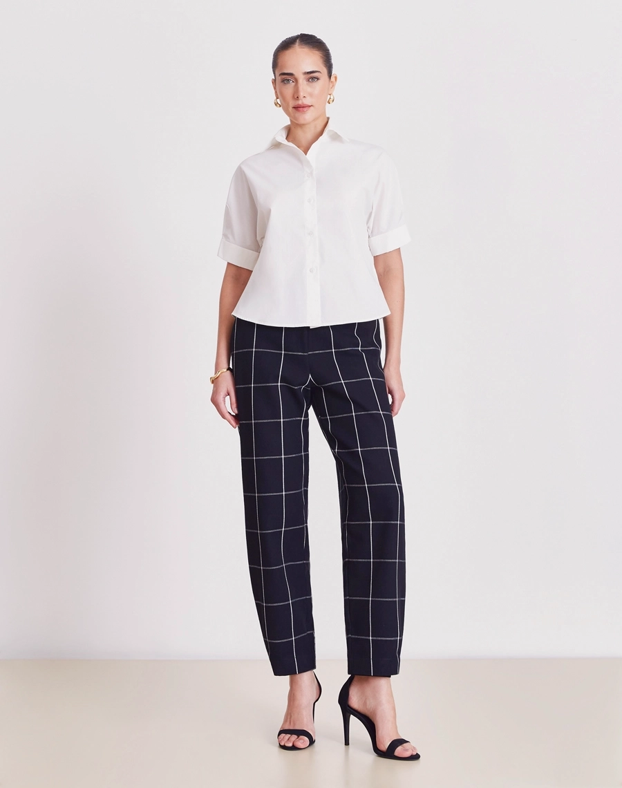 A Camisa Vera é confeccionada em Cotton Paper, tecido 100% de algodão que oferece conforto, resistência e um toque macio ao vestir.