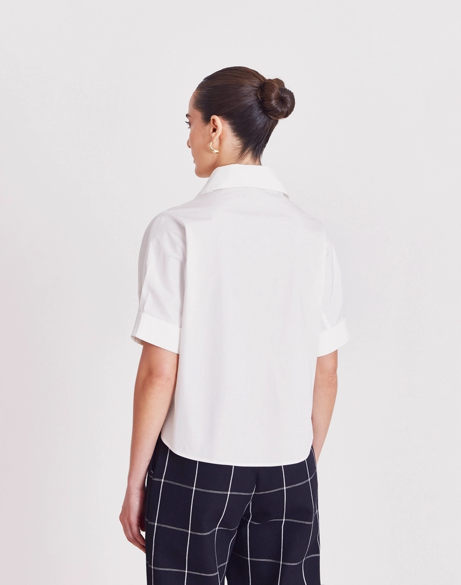 A Camisa Vera é confeccionada em Cotton Paper, tecido 100% de algodão que oferece conforto, resistência e um toque macio ao vestir.