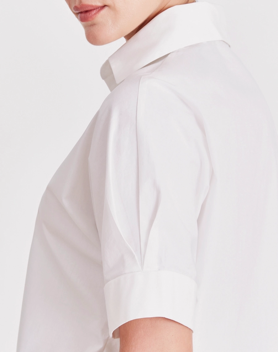 A Camisa Vera é confeccionada em Cotton Paper, tecido 100% de algodão que oferece conforto, resistência e um toque macio ao vestir.