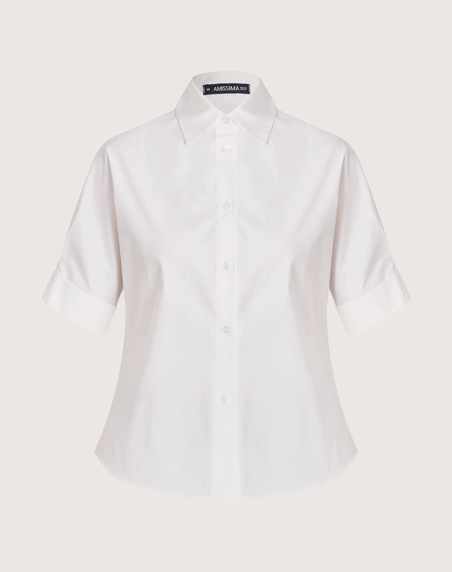 A Camisa Vera é confeccionada em Cotton Paper, tecido 100% de algodão que oferece conforto, resistência e um toque macio ao vestir.
