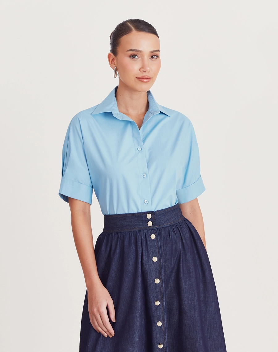 A Camisa Vera é confeccionada em Cotton Paper, tecido 100% de algodão que oferece conforto, resistência e um toque macio ao vestir.