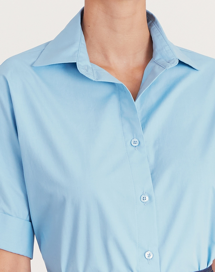 A Camisa Vera é confeccionada em Cotton Paper, tecido 100% de algodão que oferece conforto, resistência e um toque macio ao vestir.