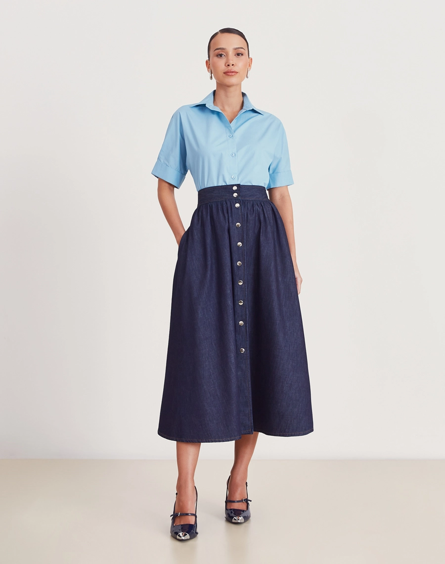 A Camisa Vera é confeccionada em Cotton Paper, tecido 100% de algodão que oferece conforto, resistência e um toque macio ao vestir.