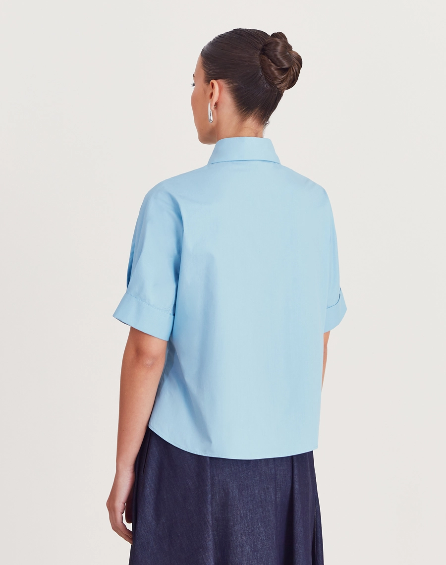 A Camisa Vera é confeccionada em Cotton Paper, tecido 100% de algodão que oferece conforto, resistência e um toque macio ao vestir.
