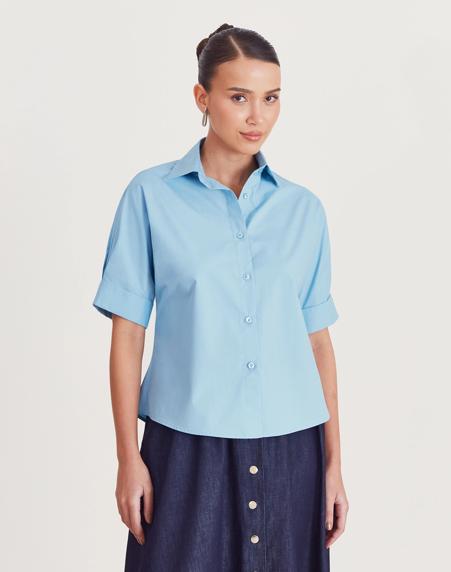 A Camisa Vera é confeccionada em Cotton Paper, tecido 100% de algodão que oferece conforto, resistência e um toque macio ao vestir.
