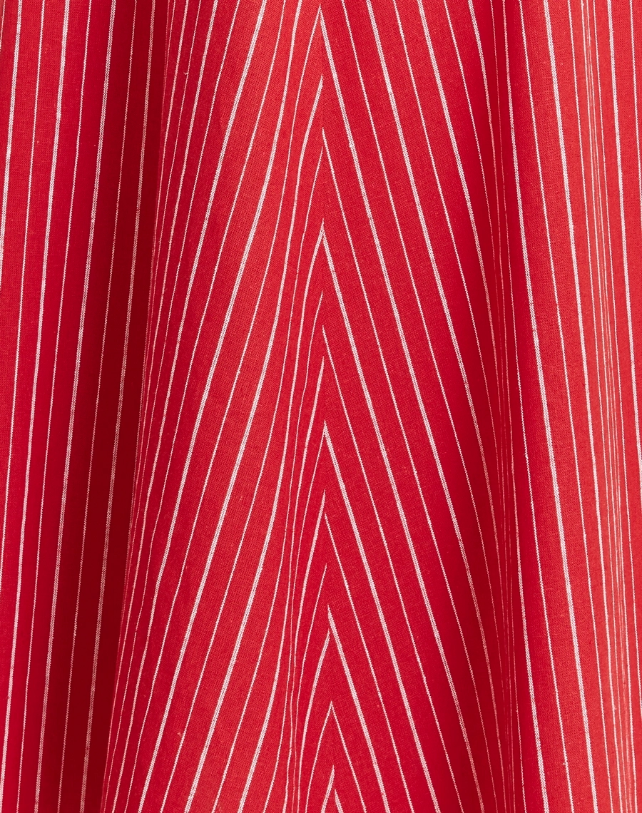 A Chemise Adhara é confeccionada em linho, tecido com toque rústico do linho com a praticidade, garantindo um tecido leve, fresco e com excelente caimento. 