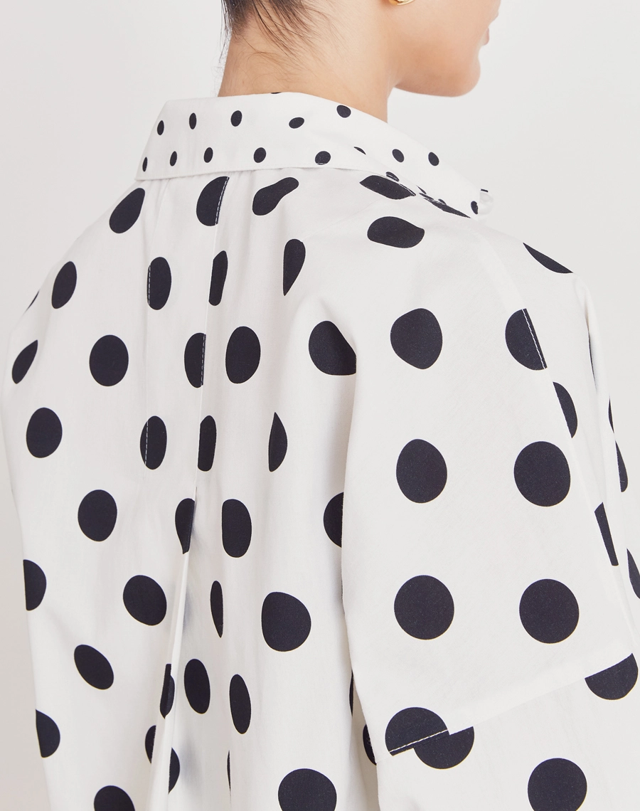 A Camisa Poá é confeccionada em algodão, um tecido leve, fresco e confortável, ideal para os dias mais quentes.