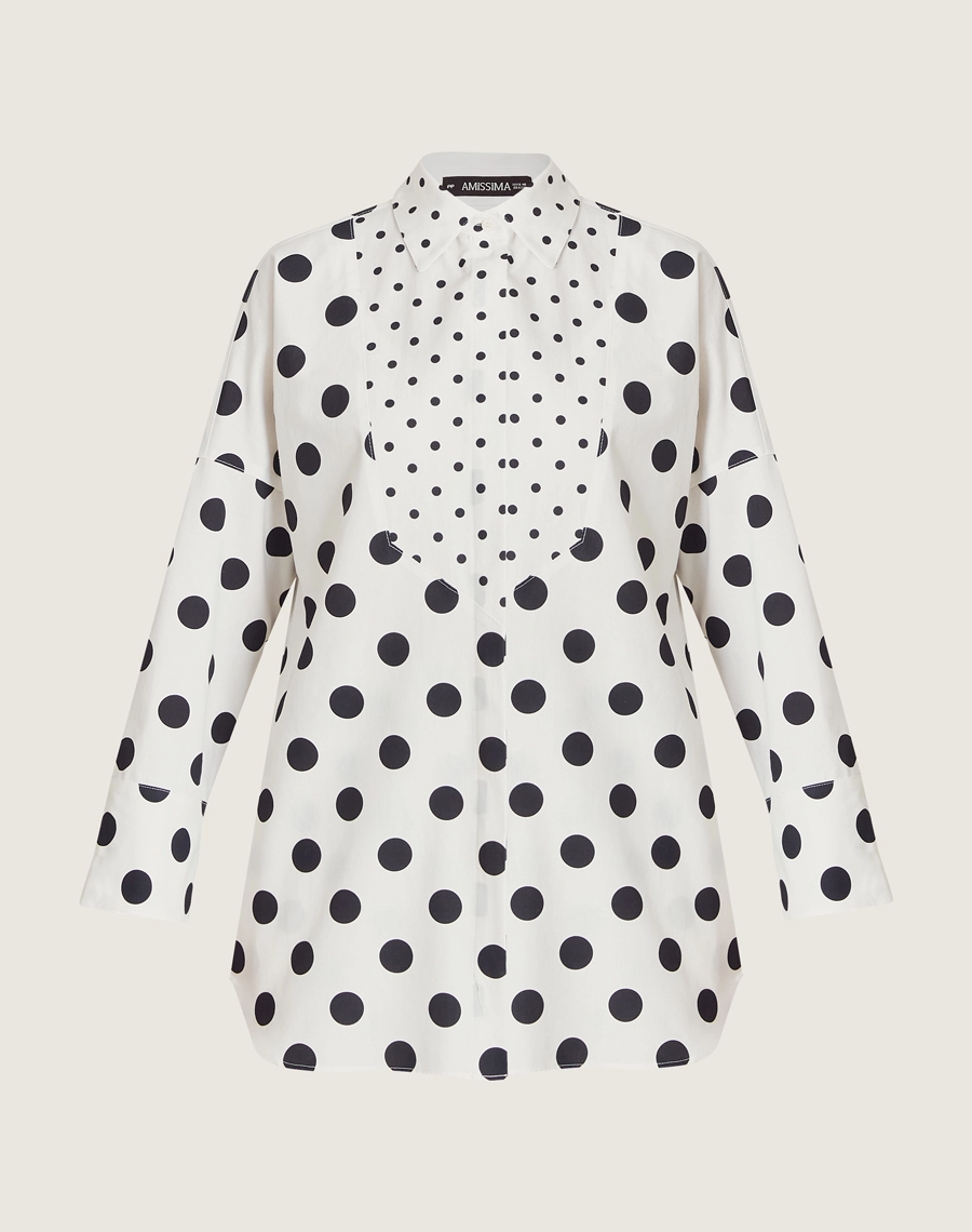 A Camisa Poá é confeccionada em algodão, um tecido leve, fresco e confortável, ideal para os dias mais quentes.