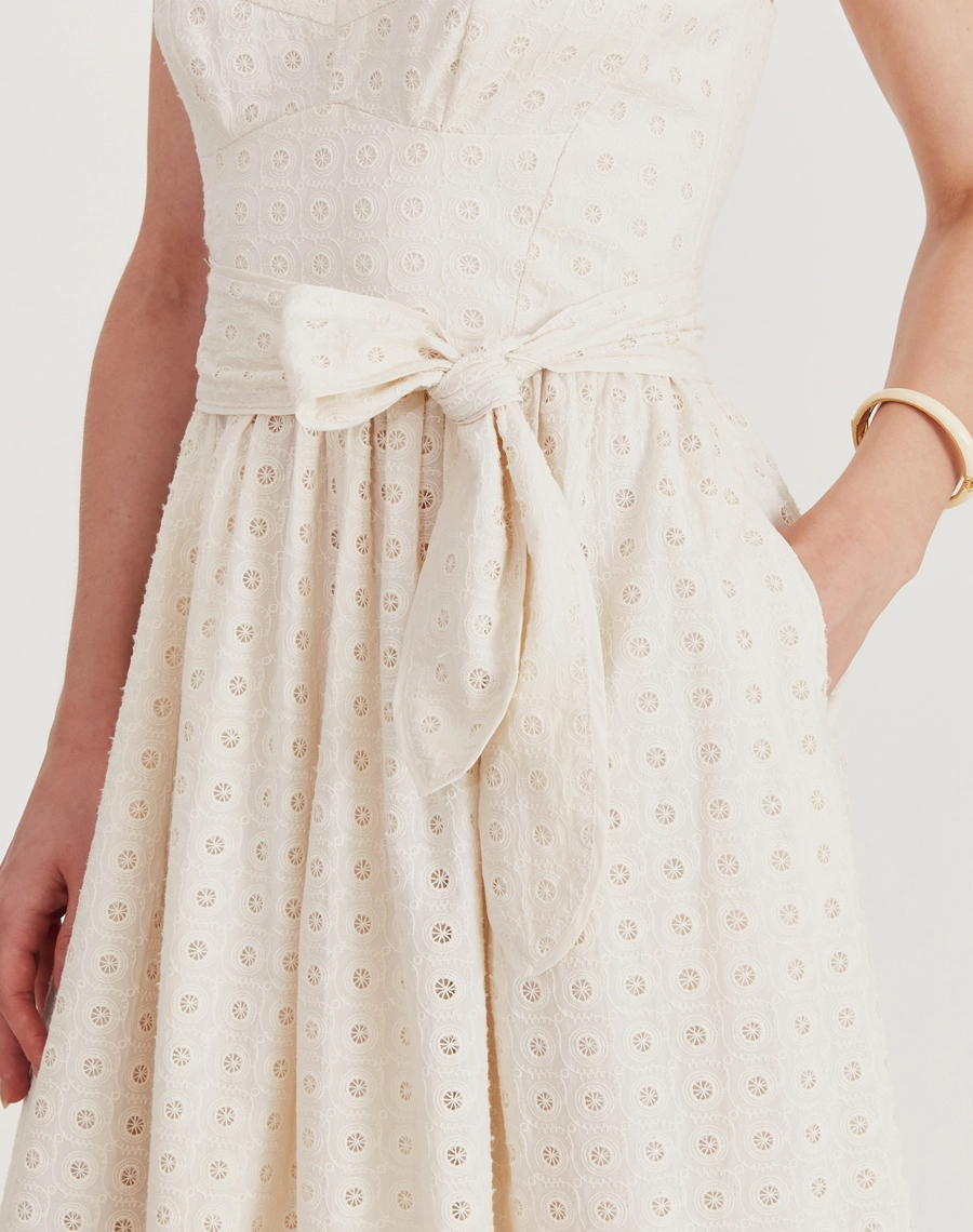 O Vestido Longo Patricia é confeccionado em Laise, tecido leve, fresco e confortável, oferecendo ótima respirabilidade, toque macio e caimento suave. 