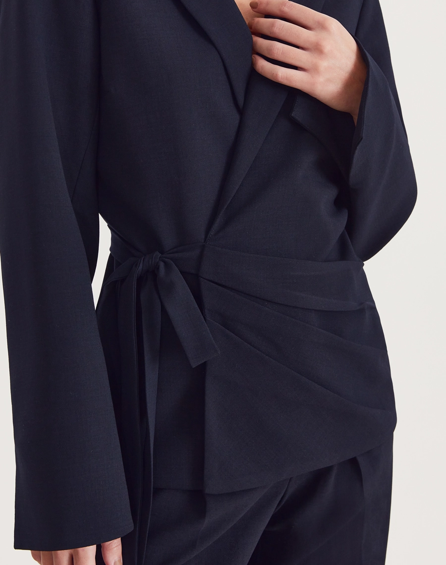 Blazer Jennifer confeccionada em crepe Armani, tecido sofisticado, de toque macio e caimento impecável, a peça oferece leve elasticidade e excelente conforto ao vestir.