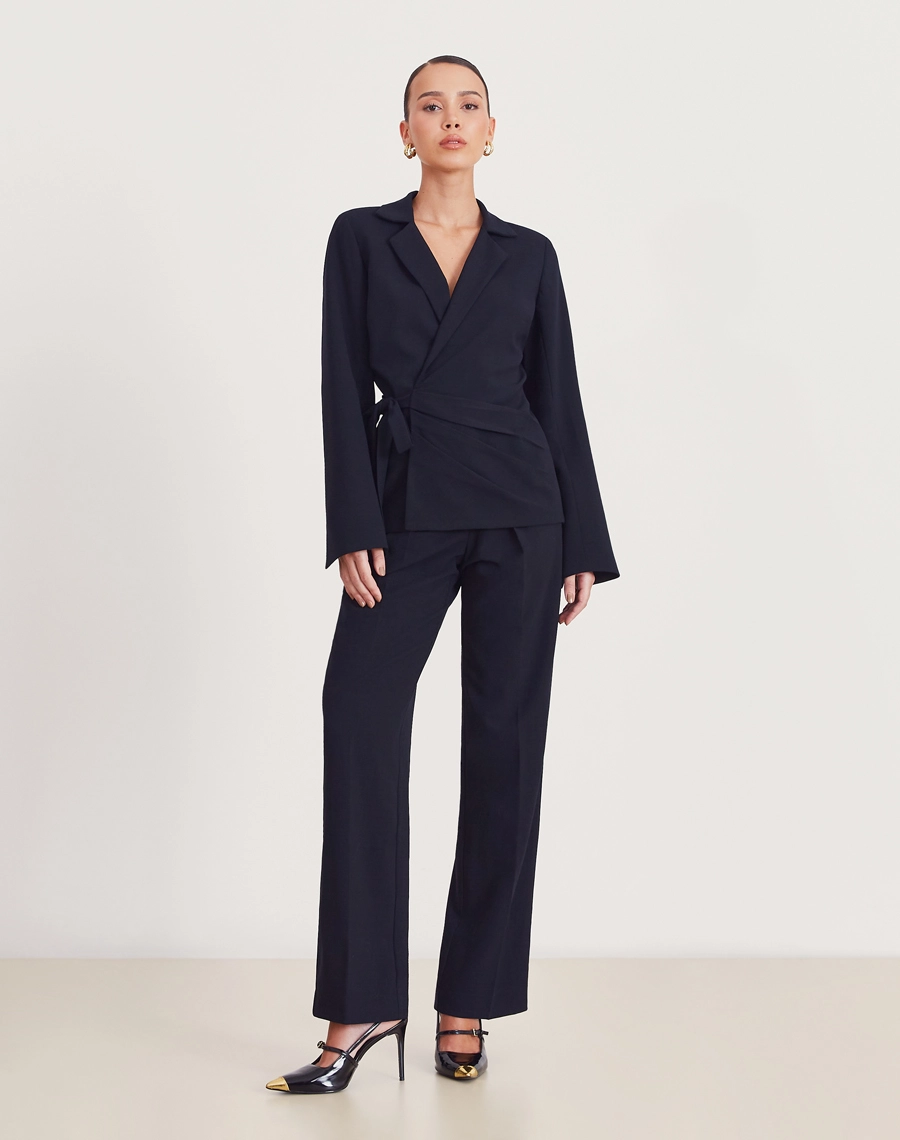 Blazer Jennifer confeccionada em crepe Armani, tecido sofisticado, de toque macio e caimento impecável, a peça oferece leve elasticidade e excelente conforto ao vestir.