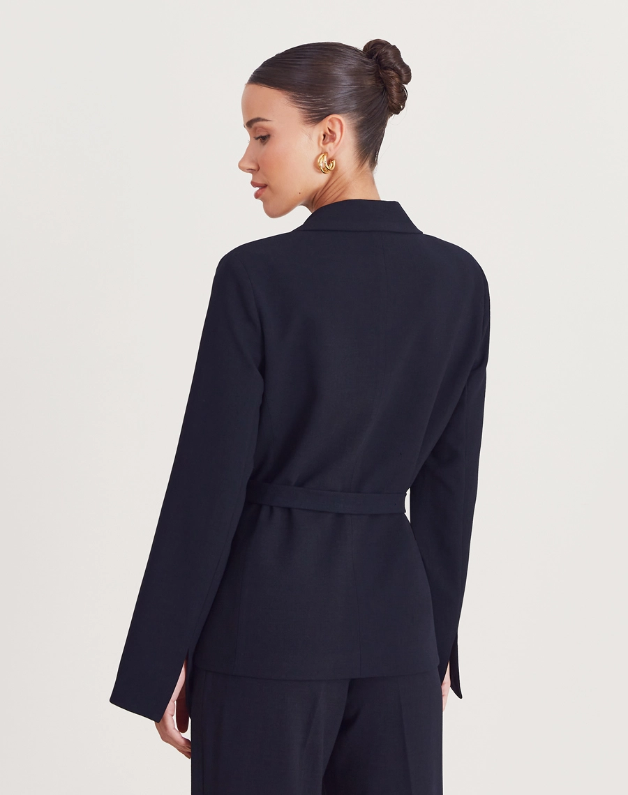 Blazer Jennifer confeccionada em crepe Armani, tecido sofisticado, de toque macio e caimento impecável, a peça oferece leve elasticidade e excelente conforto ao vestir.