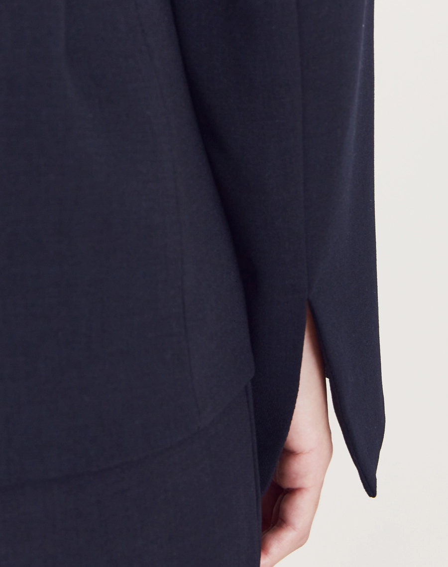 Blazer Jennifer confeccionada em crepe Armani, tecido sofisticado, de toque macio e caimento impecável, a peça oferece leve elasticidade e excelente conforto ao vestir.