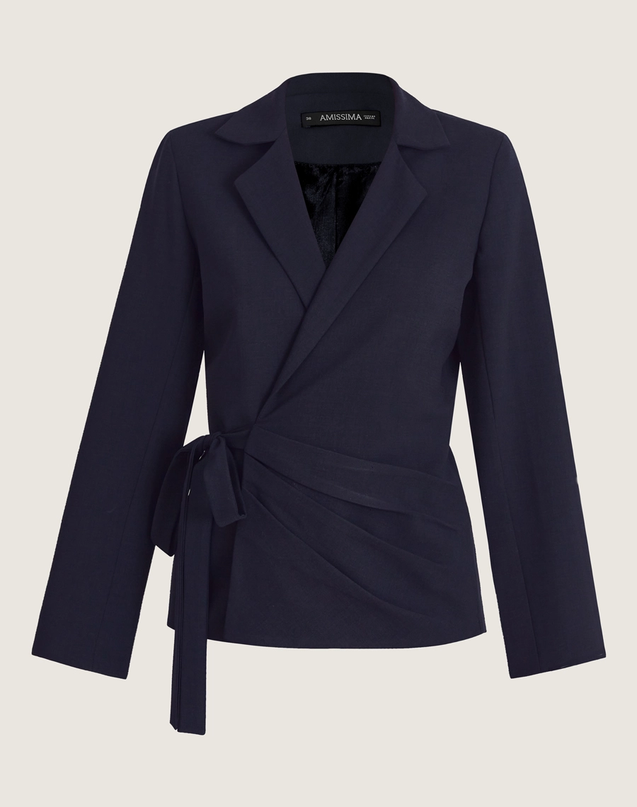 Blazer Jennifer confeccionada em crepe Armani, tecido sofisticado, de toque macio e caimento impecável, a peça oferece leve elasticidade e excelente conforto ao vestir.