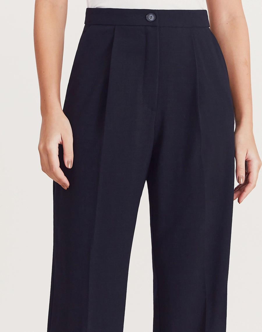 A Calça Jennifer é confeccionada em Crepe Armani, tecido sofisticado ao toque, com textura levemente granulada e caimento fluido.